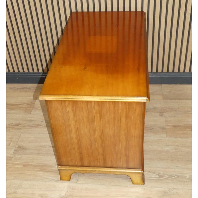 English Yew Chest of Drawers with Retractable Doors and Oval Fittings from Heldense For Sale - Image 4 of 17