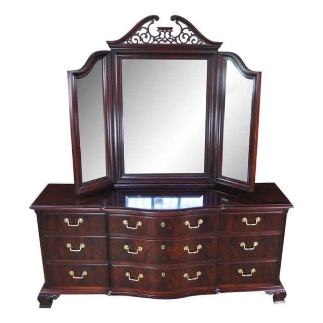 Late 20th Century Thomasville Flame Mahogany Bow Front Dresser W Trifold Mirror & Jewelry Case For Sale