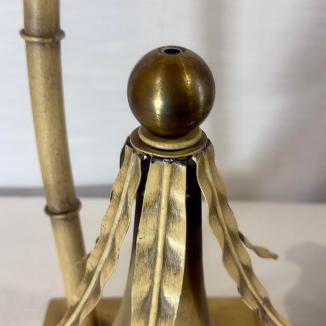 Gold Chic Vintage Palm Beach Regency Gold Parrot Tole Palm Tree Table Lamp – Mid-Century Modern Decor For Sale - Image 8 of 12