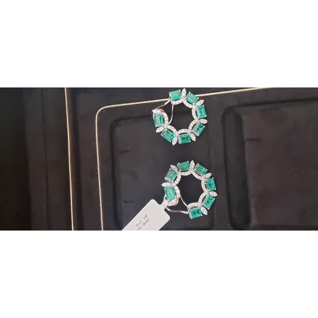 2020s 13.04 Carats Natural Zambian Emerald and 2.25 Carats Diamond Earring in 14k Gold For Sale - Image 5 of 8