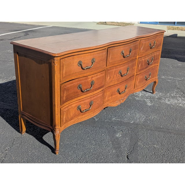 Gemstone 1960s Henredon French Provincial 9-Drawer Dresser For Sale - Image 7 of 18