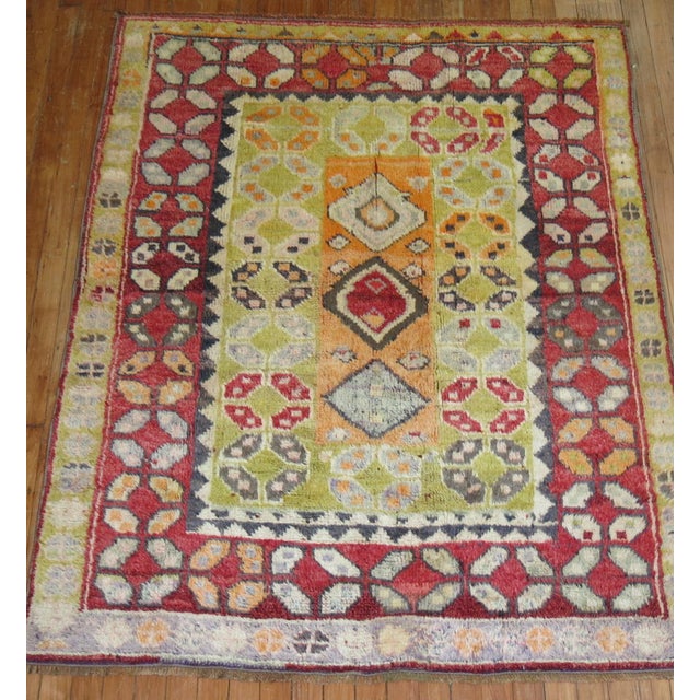 Bohemian mid-20th century Turkish Tulu rug rug no. r4613 size 4' 3" x 5' 6" (130 x 168 cm) rug type Tulu.
