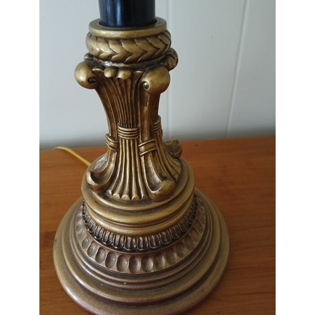 Hollywood Regency Vintage Black & Gold Neoclassical Table Lamp With Ornate Cast Metal Base For Sale In Buffalo - Image 6 of 12