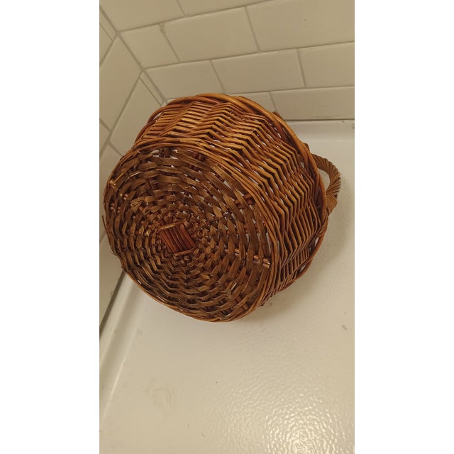 1990s Coastal Sculptural Thick Round Basket Decor Piece - Medium Lightweight Brown With Dramatic Fixed Handle For Sale - Image 5 of 9
