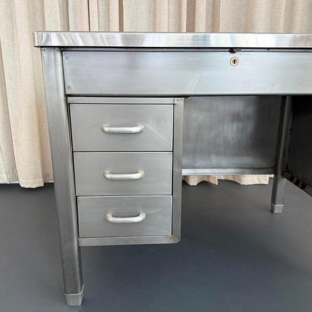 1940s Industrial Mid-Century Brushed Steel Military Desk With Leather Pop-Up Top For Sale - Image 12 of 12