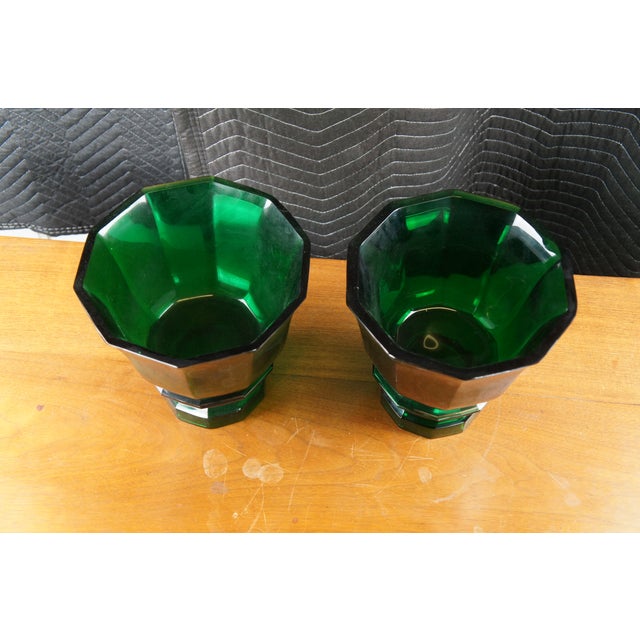 Late 20th Century 2 Currey and Company Columbia Collection Emerald Green Faceted Glass Vases Pair For Sale - Image 5 of 8