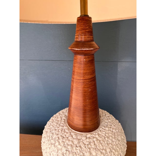 Mid-Century Modern 1960s Mid-Century ModernFortune Lamp Co. Ceramic Popcorn Texture Table Lamp With Original Shade For Sale - Image 3 of 7