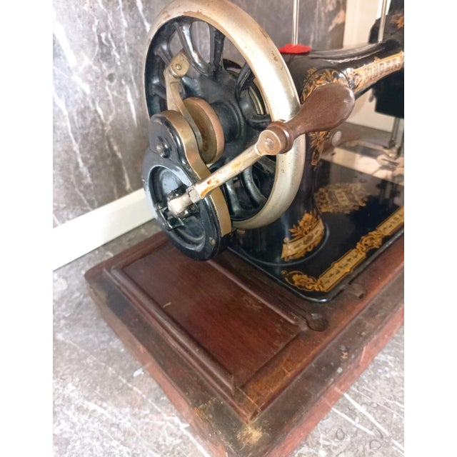 Antique Singer Hand Crank Sewing Machine in Bentwood Case, 1890s For Sale - Image 5 of 10