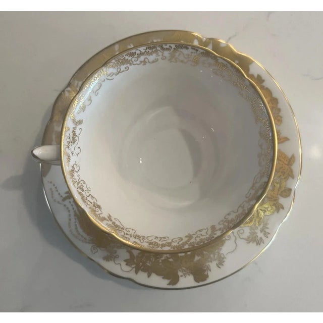 Showcasing design excellence through lavish hand decorated 22 karat gold, the exceptionally popular Aves pattern is given...