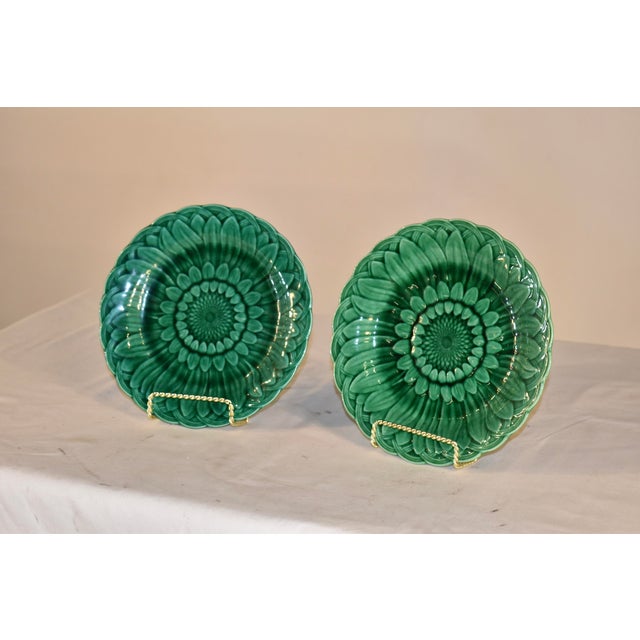 Victorian Pair of 19th Century Wedgwood Green Majolica Sunflower Plates For Sale - Image 3 of 9