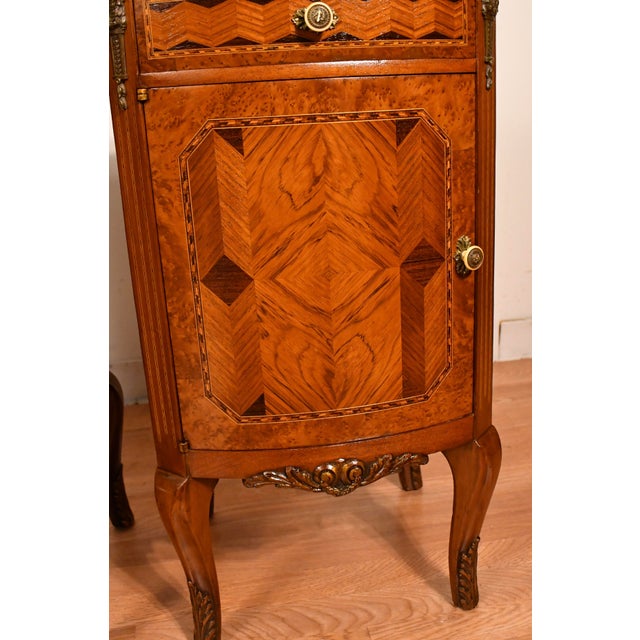 Brown 1900 Antique French Louis XV Walnut Inlay & Marble Top Pair Nightstands / Bedside Tables For Sale - Image 8 of 17
