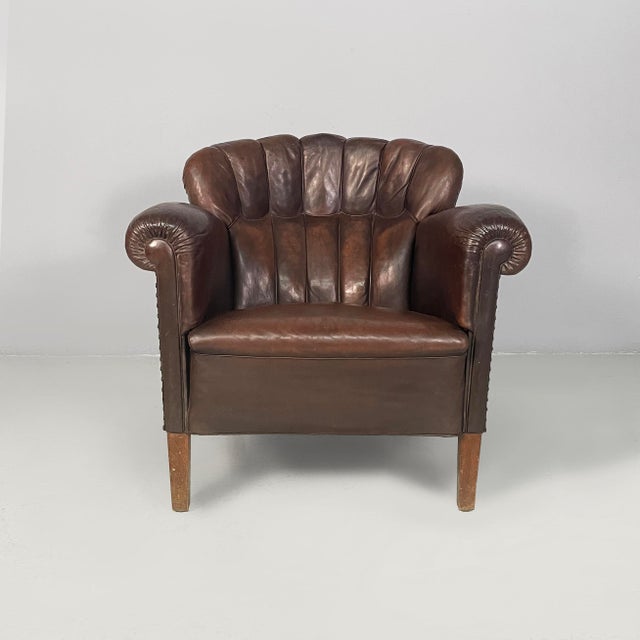 Italian Art Deco brown leather armchairs by Saracchi, 1930s Pair of armchairs in dark brown leather. The backrest are...