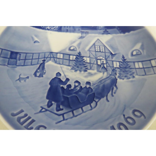 Bing & Grondahl Bing and Grondahl 1969 Arrival Christmas Guests Porcelain Collector Plate 5167b For Sale - Image 4 of 11