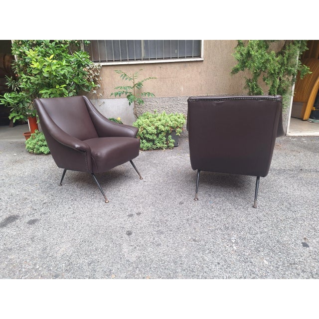 1950s Armchairs in Dark Brown Eco-Leather, Iron Legs and Brass Finish by Gigi Radice for Minotti, 1950s, Set of 2 For Sale - Image 5 of 8