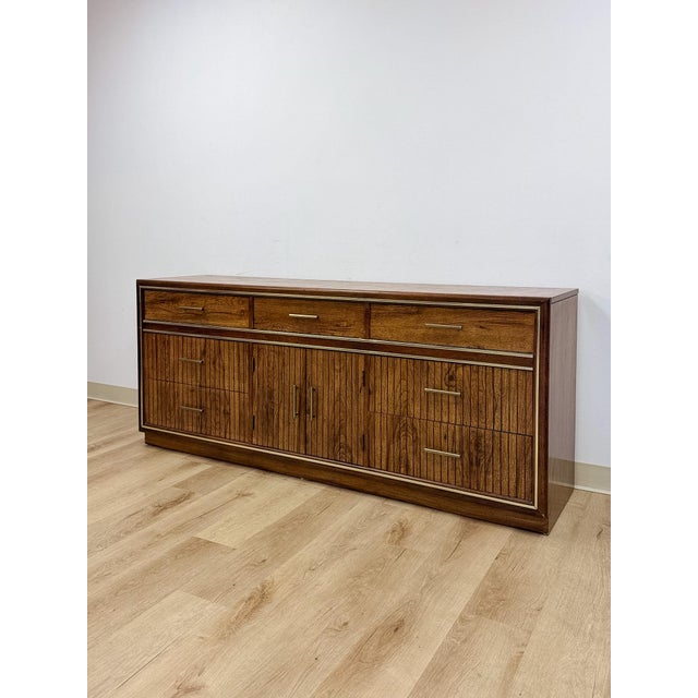 Mid-Century Modern Vintage MCM Bassett Nine Drawer Fluted Dresser Brass Pulls and Trim Mid Century For Sale - Image 3 of 15