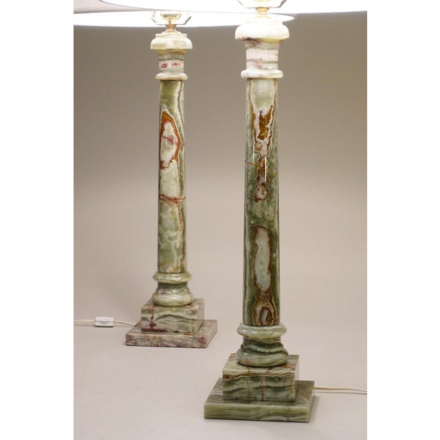 1960s XL Pair Neo Classic Hollywood Regency Modern Green & Rust Onyx Marble Tuscan Style Column Table Lamps 1960's Italy For Sale - Image 5 of 14