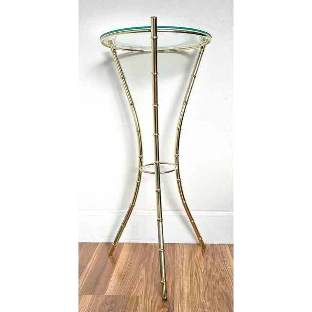 Vintage 30" Faux Bamboo Brass-Tone Metal & Glass Plant Stand – Hollywood Regency / Chinoiserie For Sale - Image 9 of 10