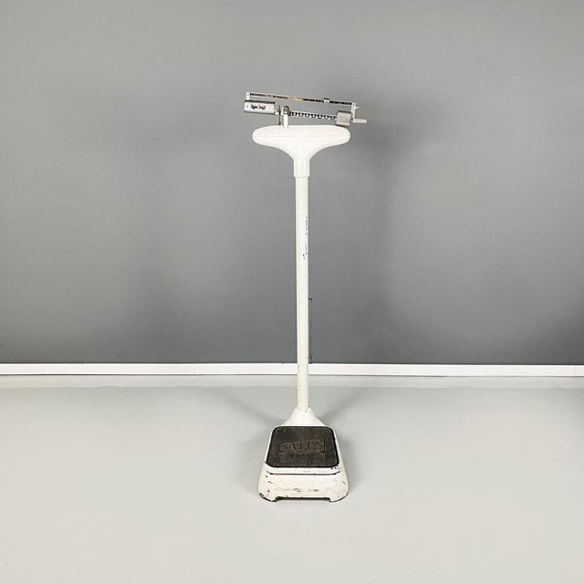 Italian mid-century White metal Vertical medical scale by Salus, 1960s Vertical medical scale in white painted metal. In...