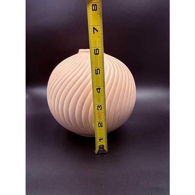 1980s Vintage 1981 Fitz and Floyd Matte Pink Ceramic Swirl Ball Vase - Japan For Sale - Image 5 of 5