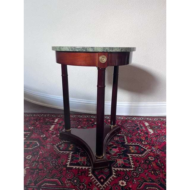 1980s Bombay Company French Empire Neoclassical Style Green Marble Top Side Mahogany Table For Sale - Image 4 of 12