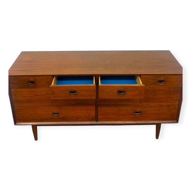 Wood Vintage Mid Century Modern Style 8-Drawer Walnut Dresser Credenza. For Sale - Image 7 of 9