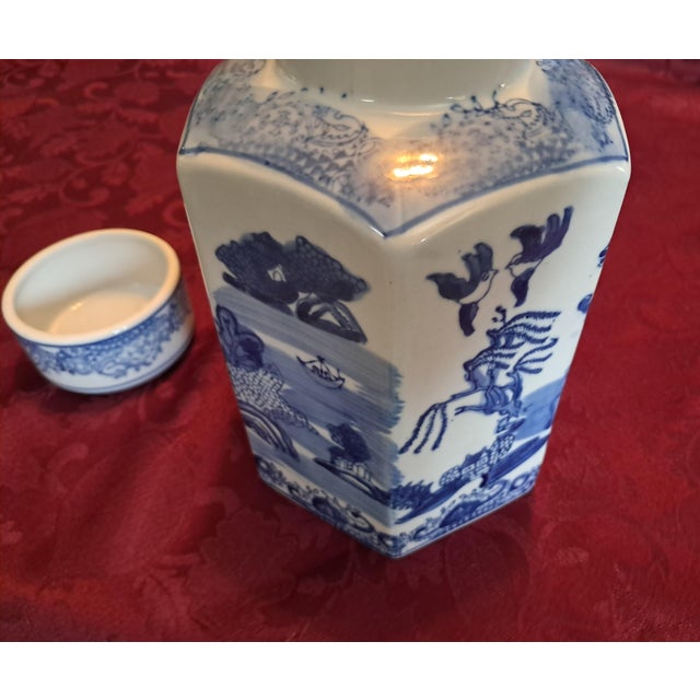 1970s Mid-Century Modern Hexagon Blue Willow Ginger Lidded Jar For Sale - Image 10 of 18