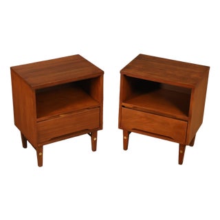 Stanley Furniture Mid Century Modern Pair of Walnut Nightstands For Sale