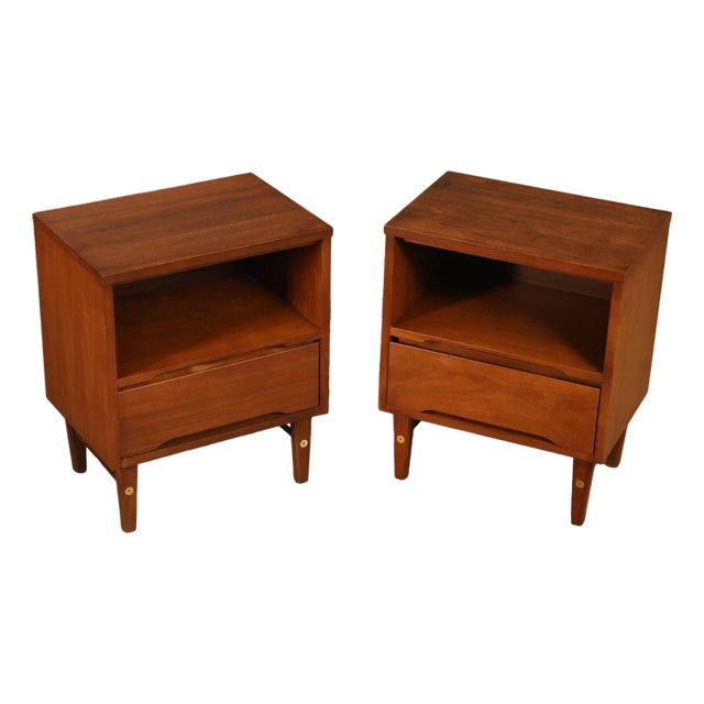Stanley Furniture Mid Century Modern Pair of Walnut Nightstands For Sale