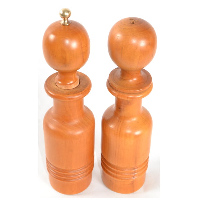 1970s Italian Large Vintage Turned Solid Wood Brass Décor Salt Shaker & Pepper Mill Grinder For Sale - Image 5 of 12