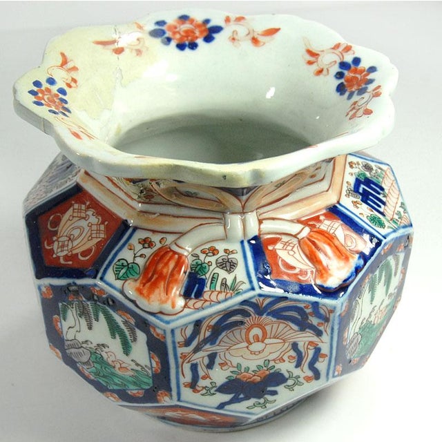 Oktagonal Imari Handpainted Japan Vase, 1890s For Sale - Image 9 of 13