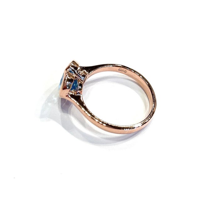 Contemporary Bochic “Capri” Blue Topaz Heart Shape Ring Set In 18K Gold & Silver For Sale - Image 3 of 9