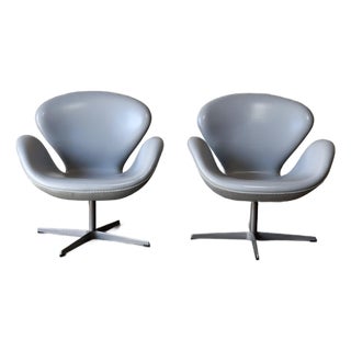 Fritz Hansen Arne Jacobsen Swan Lounge Chairs Set of 2 Grey Leather Danish Vintage 2000 For Sale