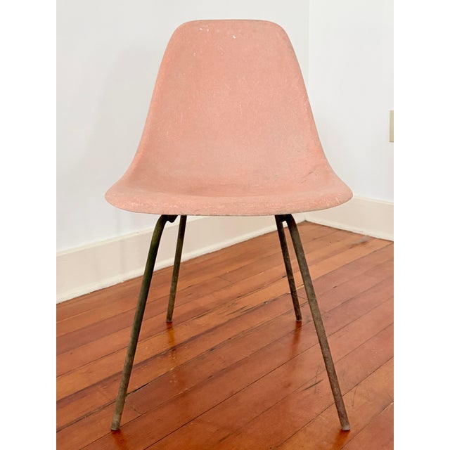 Mid-Century Modern 1950s Authentic Herman Miller Eames Fiberglass Side Chair – Original Finish W/ Metal Base For Sale - Image 3 of 10