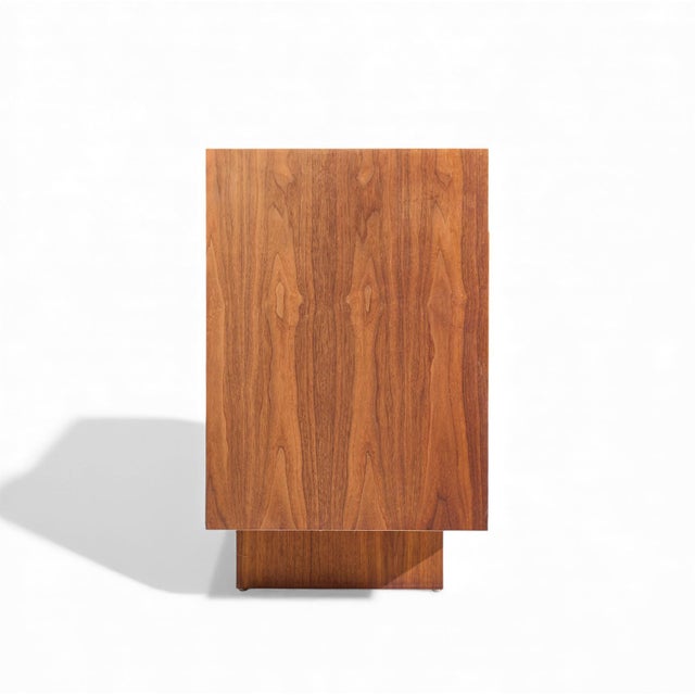 Kagan-Dreyfuss, Inc. Vladimir Kagan for Dreyfuss Mid 20th Century Walnut and Lucite Vanity Dresser For Sale - Image 4 of 11