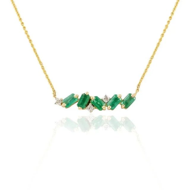 Green 1.32ct Emerald Bar Pendant Necklace With Diamonds in 14k Yellow Gold For Sale - Image 8 of 15