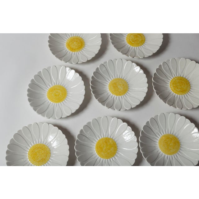 Ceramic Set of 8 Gien 'Daisy Plates', France, Circa 1950's For Sale - Image 7 of 10