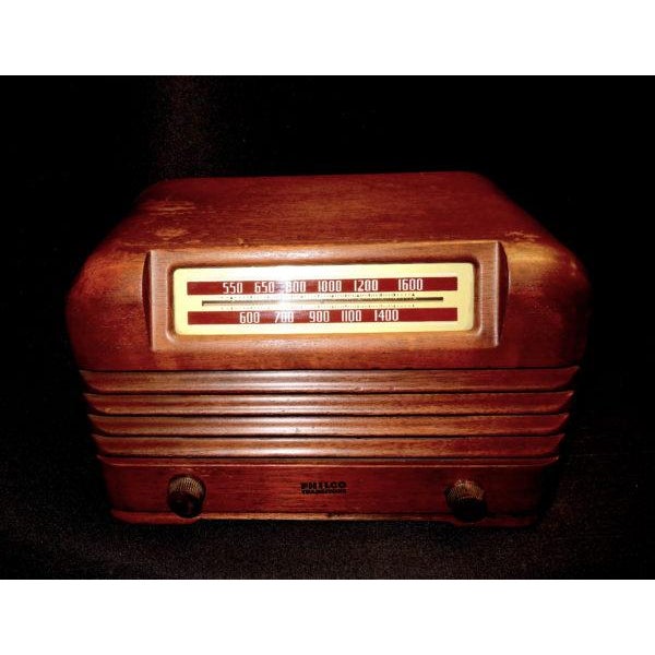 Offered for your approval is this Philco Circa 1941 wood table radio for decorative display. Not restored but gently...