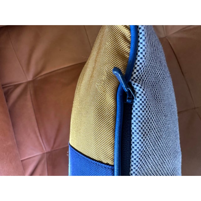 Hermès Casaque Graphic Cushions With Silk Twill Details – Set of 2 (55 × 35 Cm) For Sale - Image 6 of 14