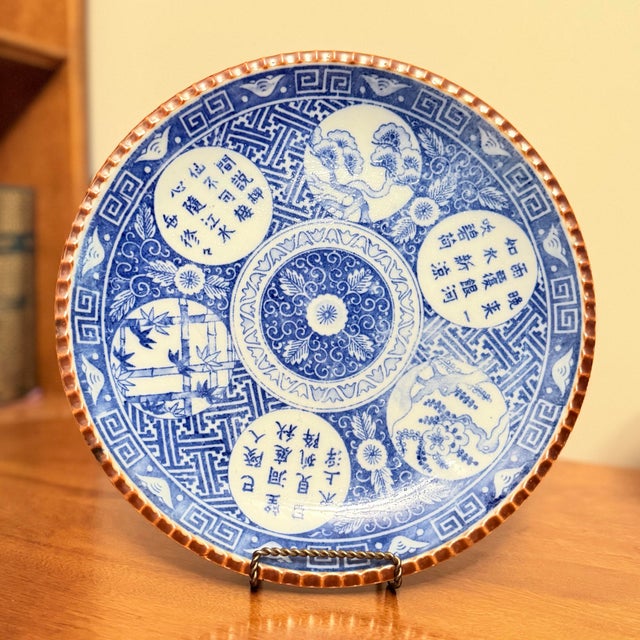 Japanese Pair of Antique Japanese Meiji Period Blue & White Porcelain Chargers — Crane & Calligraphy, Scalloped Rim, c.1880–1910 For Sale - Image 3 of 12