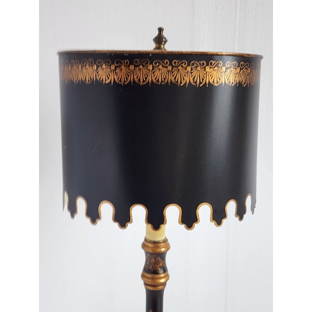 Vintage Chinoiserie Style Tole Painted & Wood Table Lamp For Sale In New York - Image 6 of 12