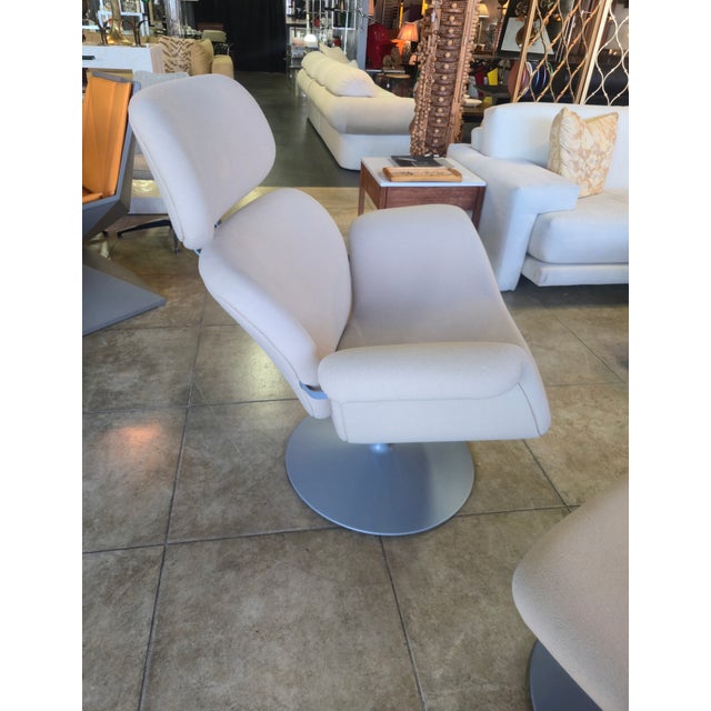 As if Pierre Paulin had premonitions of Flower Power, the simple Tulip spreads its half-open petals around the sitter,...