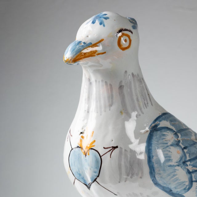 Vintage Bird Figurine in Earthenware, in Very Good conditions. Designed before 1890