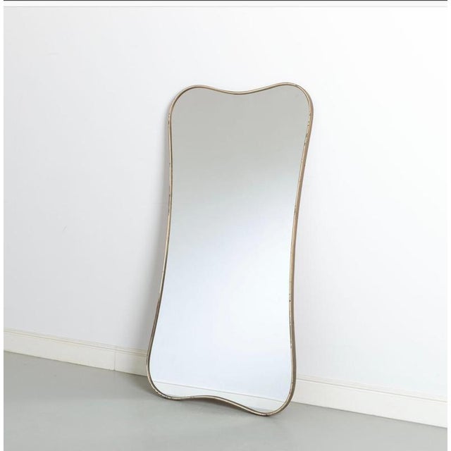 Monumental Mid-Century Italian mirror in brass and glass, made in the 50s in the style of Pietro Chiesa (Fontana Arte) An...