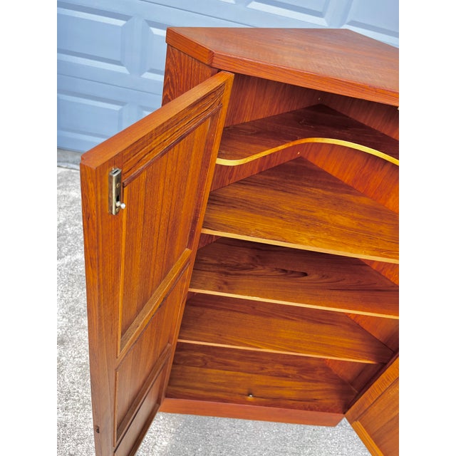 Mid Century Danish Modern Teak Corner Cabinet With Lock + Key | Vamo Sønderborg Møbelfabrik For Sale In Tampa - Image 6 of 18