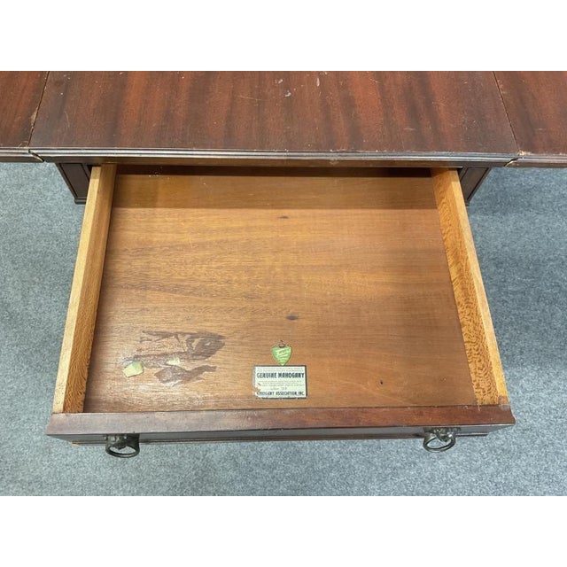 Wood Vintage Mahogany Drop Leaf Entry Table | Federal Style Pedestal Side Table For Sale - Image 7 of 7