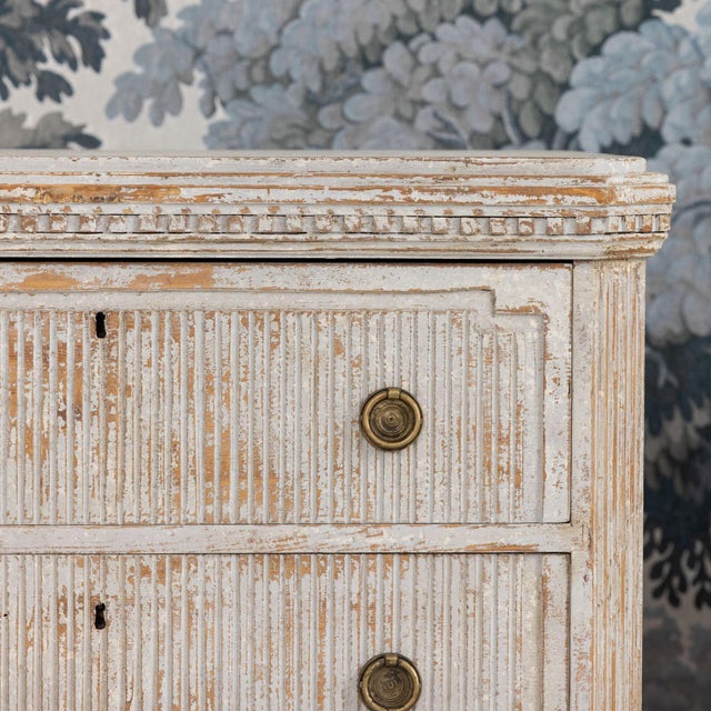 Gustavian (Swedish) Pair 19th C. Swedish Gustavian Painted Bedside Commodes With Reeded Drawers For Sale - Image 3 of 17