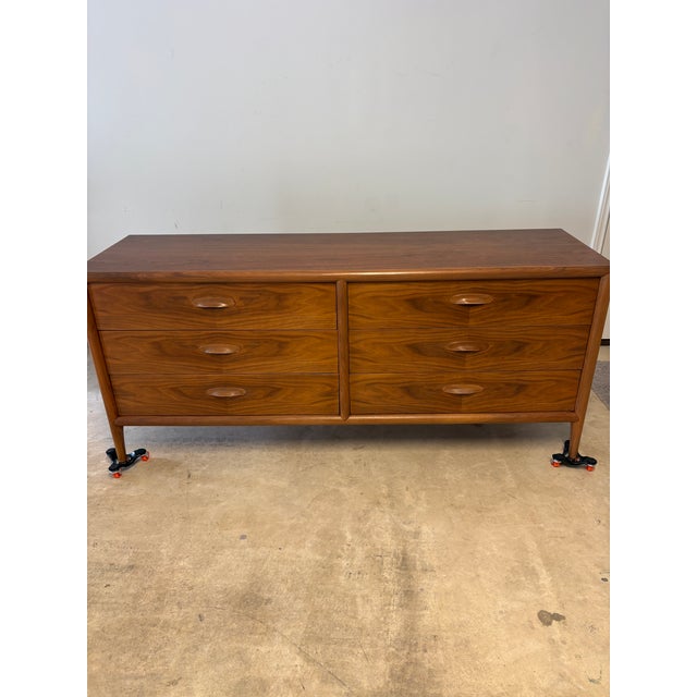 Widdicomb 1960s Freshly Refinished Widdicomb Mid-Century Modern 6-Drawer Walnut Dresser – MCM Beauty! For Sale - Image 4 of 18