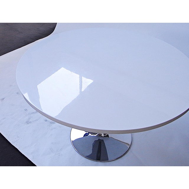 Modern Round Dining Table in White High Gloss Melamine on Chromed Tulip Pedestal, Germany, 2000s For Sale - Image 3 of 12