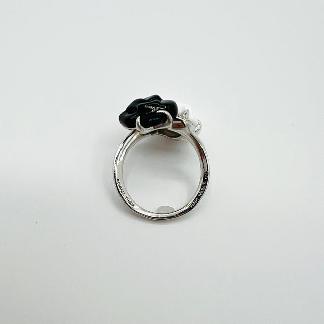 2020s Estate Chanel Agate, Onyx and Diamond Camelia Ring in 18k White Gold, Size 6.75 For Sale - Image 5 of 8