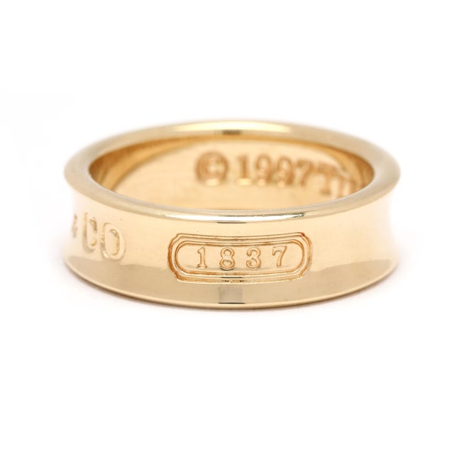 Modern 1997 Tiffany & Co Band Thick Ring, 18k Yellow Gold, Ring Size 6 For Sale - Image 3 of 7